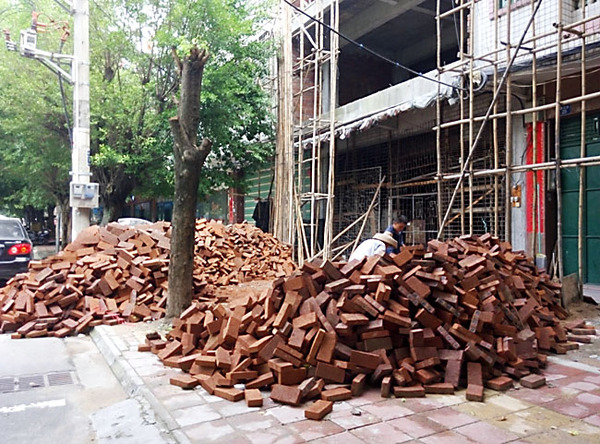 [黑鏡頭]建設路建筑材料亂堆放占用人行道